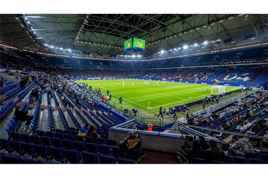 Rund 62.000 Zuschauer passen in die Veltins Arena in Gelsenkirchen. So viele junge Menschen haben im Schuljahr 2023/2024 die Schule ohne Abschluss verlassen. (Archivbild)