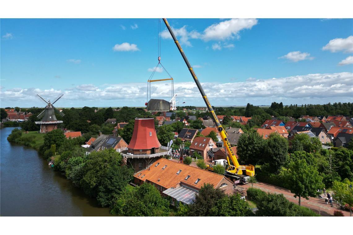 Rote Windmühle in Greetsiel hat Kappe wieder Rund acht Jahre lang war das denkmalgeschützte Ensemble der beiden Zwillingsmühlen in Greetsiel nicht komplett.