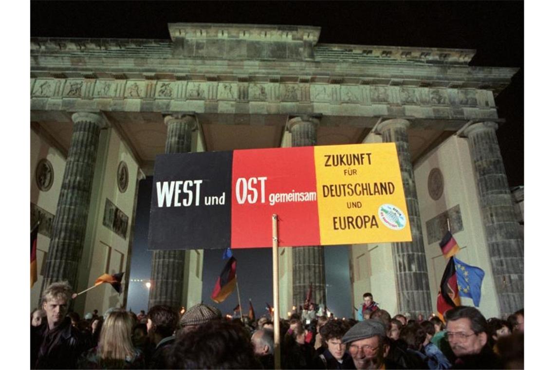 Rund eine Million Menschen feiern in der Nacht des 3. Oktober 1990 in Berlin die wiedergewonnene deutsche Einheit - doch nicht alles ist zusammengewachsen. Foto: Archiv