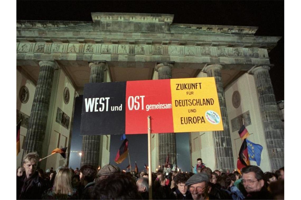 Der Osten kommt voran - aber viele Menschen veränderungsmüde Rund eine Million Menschen feiern in der Nacht des 3. Oktober 1990 in Berlin die wiedergewonnene deutsche Einheit - doch nicht alles ist zusammengewachsen. Foto: Archiv