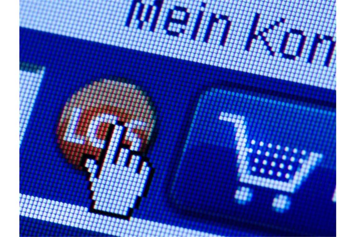 Rund jeder dritte Deutsche kauft einmal pro Woche online ein. Foto: Arno Burgi/zb/dpa