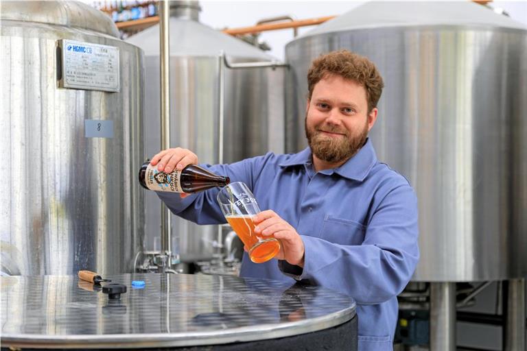 Rund sieben Biersorten schenkt Bierbrauer und Organisator Thomas Szasz von der Brauerei Hey Joe am Wochenende aus. Foto: Stefan Bossow