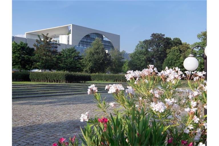 Rund um das Bundeskanzleramt ist es grün: Der Amtssitz der Kanzlerin liegt im Berliner Tiergarten. Foto: Soeren Stache/Archiv