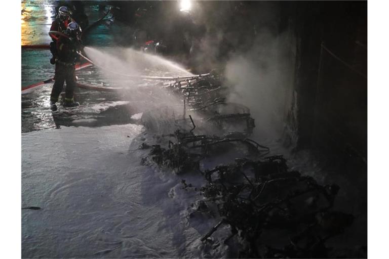 Rund um das Konzert eines kongolesischen Sängers ist es am Bahnhof Gare de Lyon in Paris zu Ausschreitungen gekommen. Flammen und eine riesige schwarze Rauchwolke stiegen rund um den Fernbahnhof auf. Foto: Francois Mori/AP/dpa