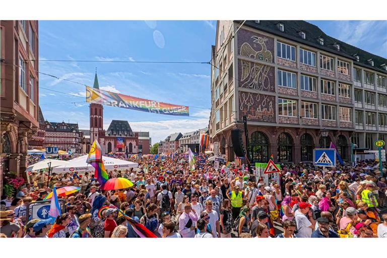 Rund um den Frankfurter Römerberg dominierten Regenbogenfahnen.