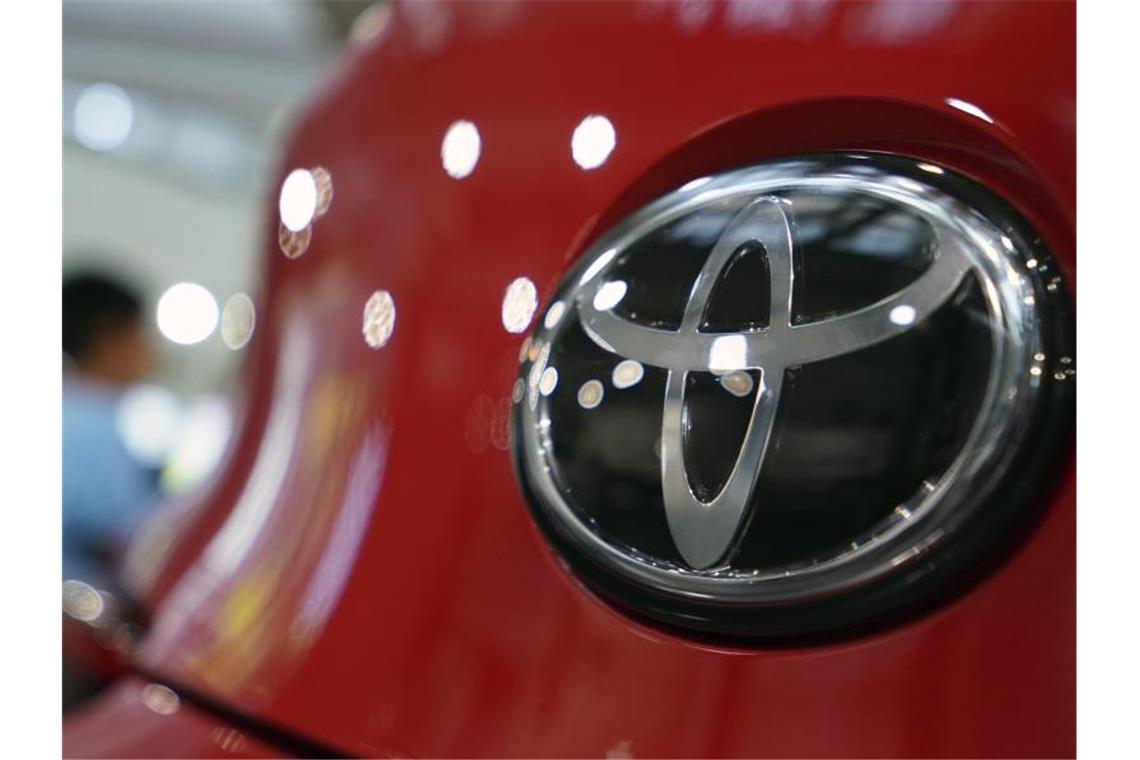 Toyota erobert den ersten Platz Rund um den Globus rollten 9,53 Millionen Toyota-Fahrzeuge zu den Kunden. Foto: Eugene Hoshiko/AP/dpa