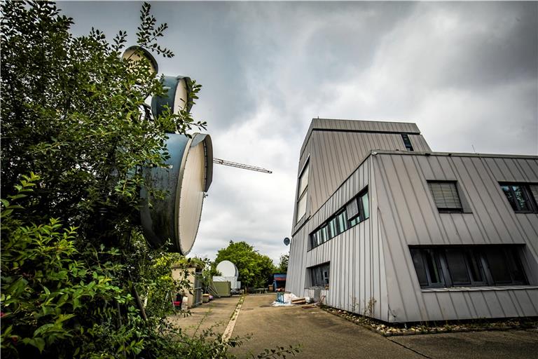 Rund um den Richtfunkturm in Allmersbach im Tal hat Markus Höfliger diverse Apparaturen aus der technologischen Historie des Areals aufgestellt. Fotos: A. Becher