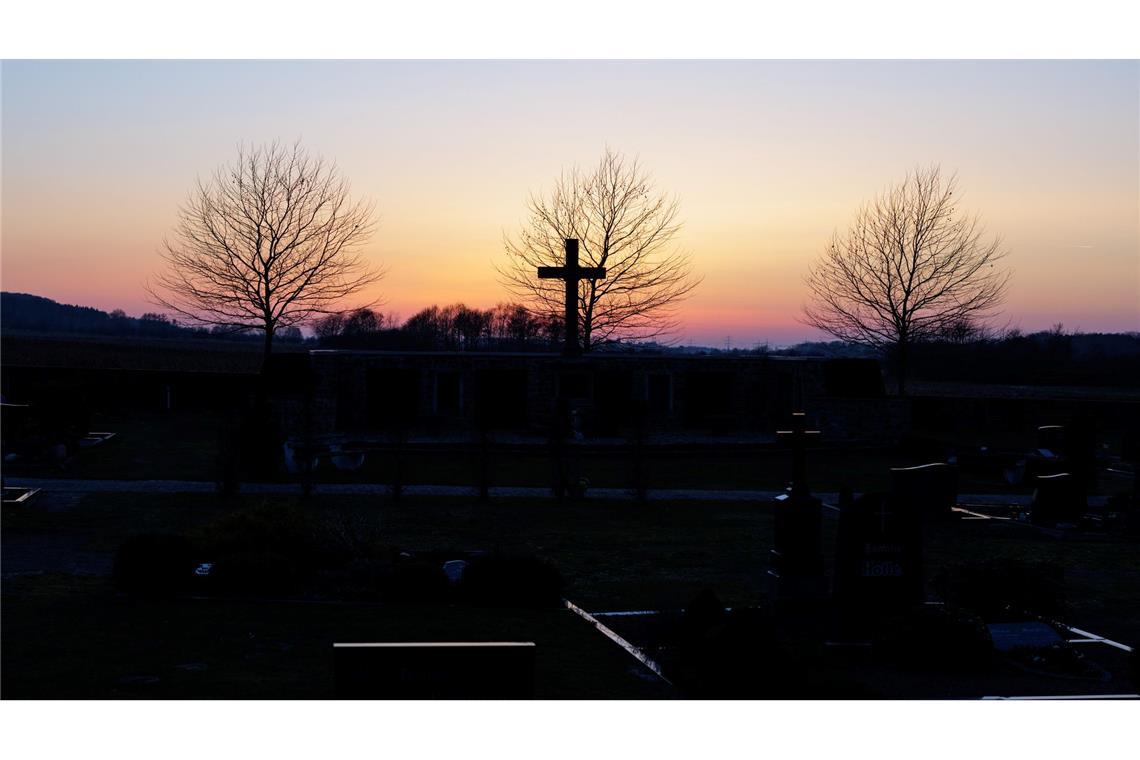 Rund um den Sonnenuntergang findet in der Balzzeit der Rebhühner die jährliche Zählung statt. Der Rundgang mit Helfern an Feldern in Brockum in Niedersachsen startet in der Nähe des Friedhofes.