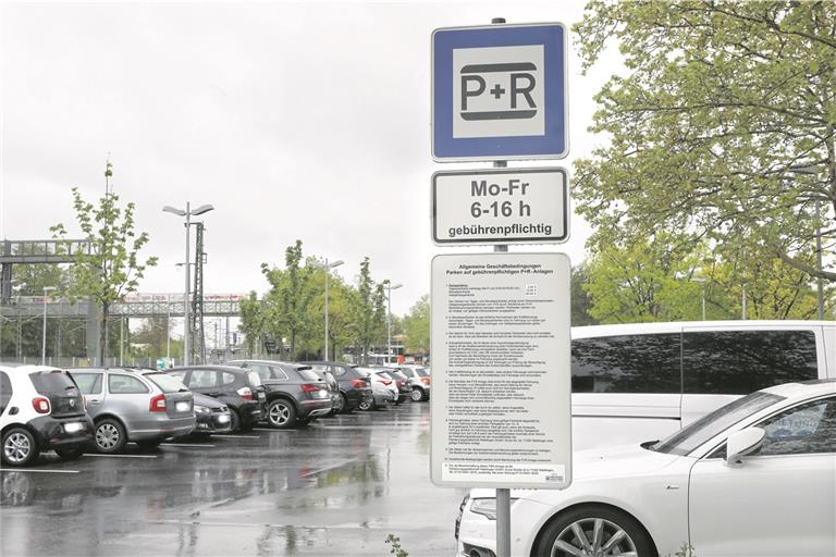 Rund um den Waiblinger Bahnhof sind oft frühmorgens schon alle Parkplätze belegt. Foto: G. Schneider