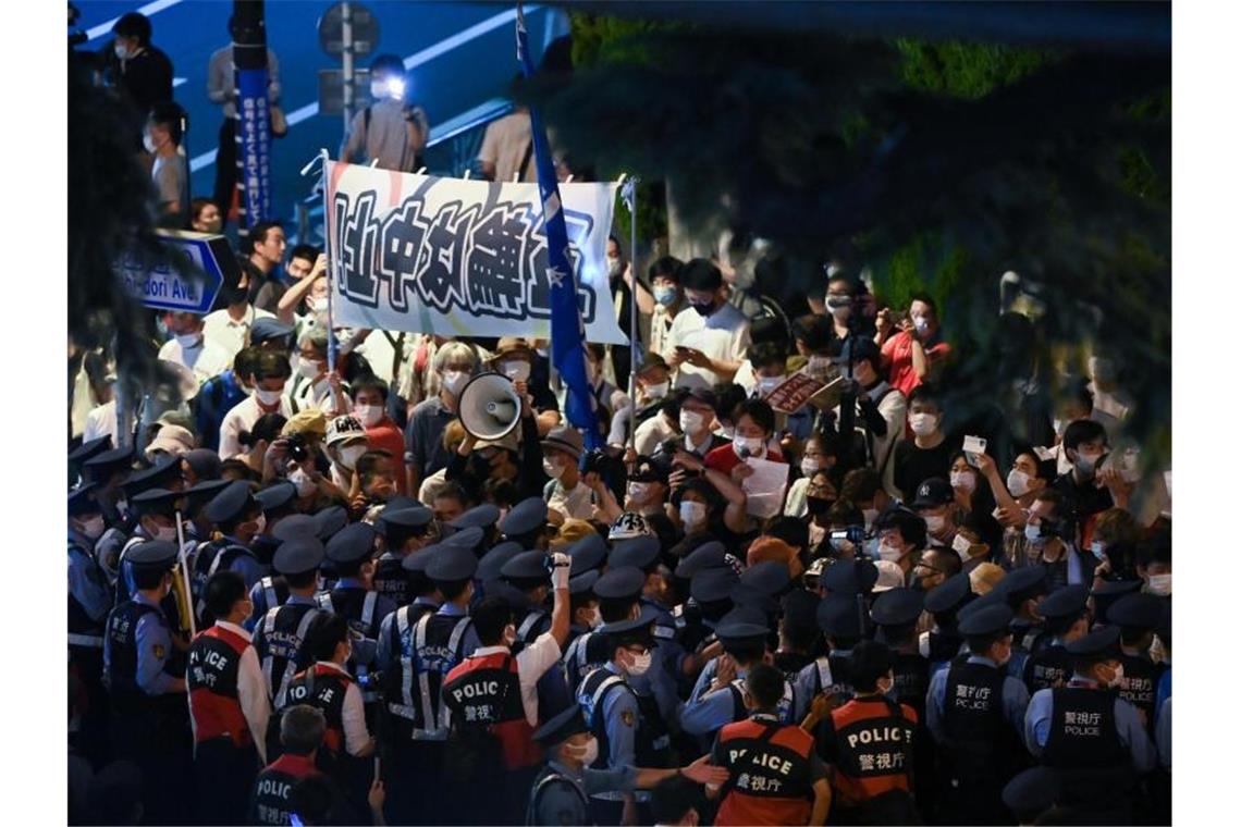 Keine Zuschauer, kein Flair: Olympia beginnt unspektakulär Rund um die Eröffnungsfeier gab es vereinzelte Proteste. Foto: Sebastian Gollnow/dpa
