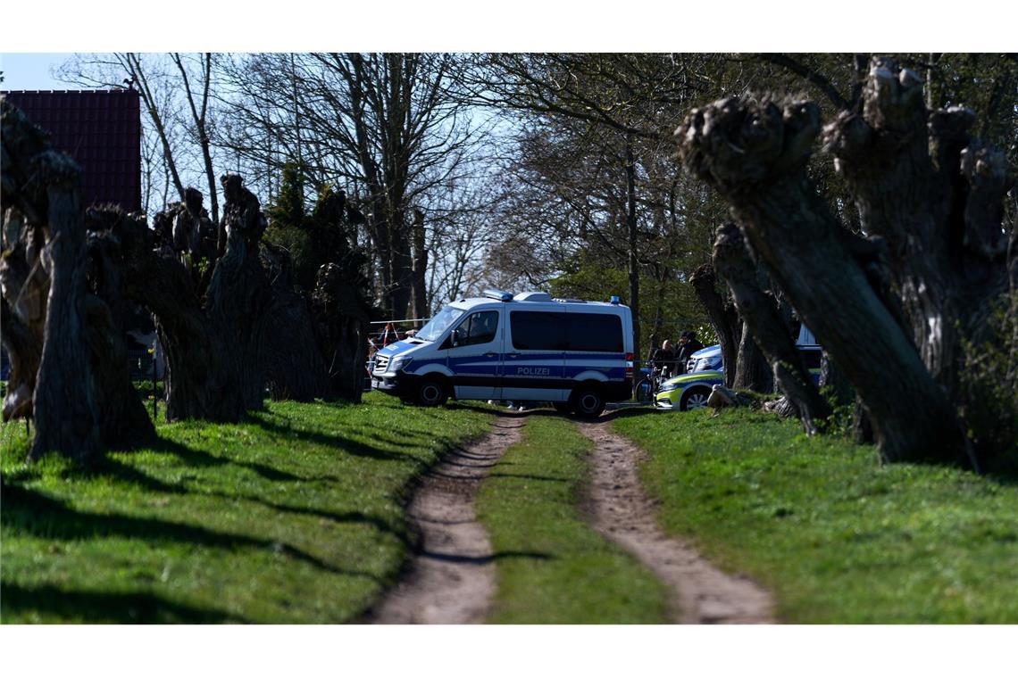 Rund um die Uhr sind Einsatzkräfte an der Küste, um den Wal zu beobachten.