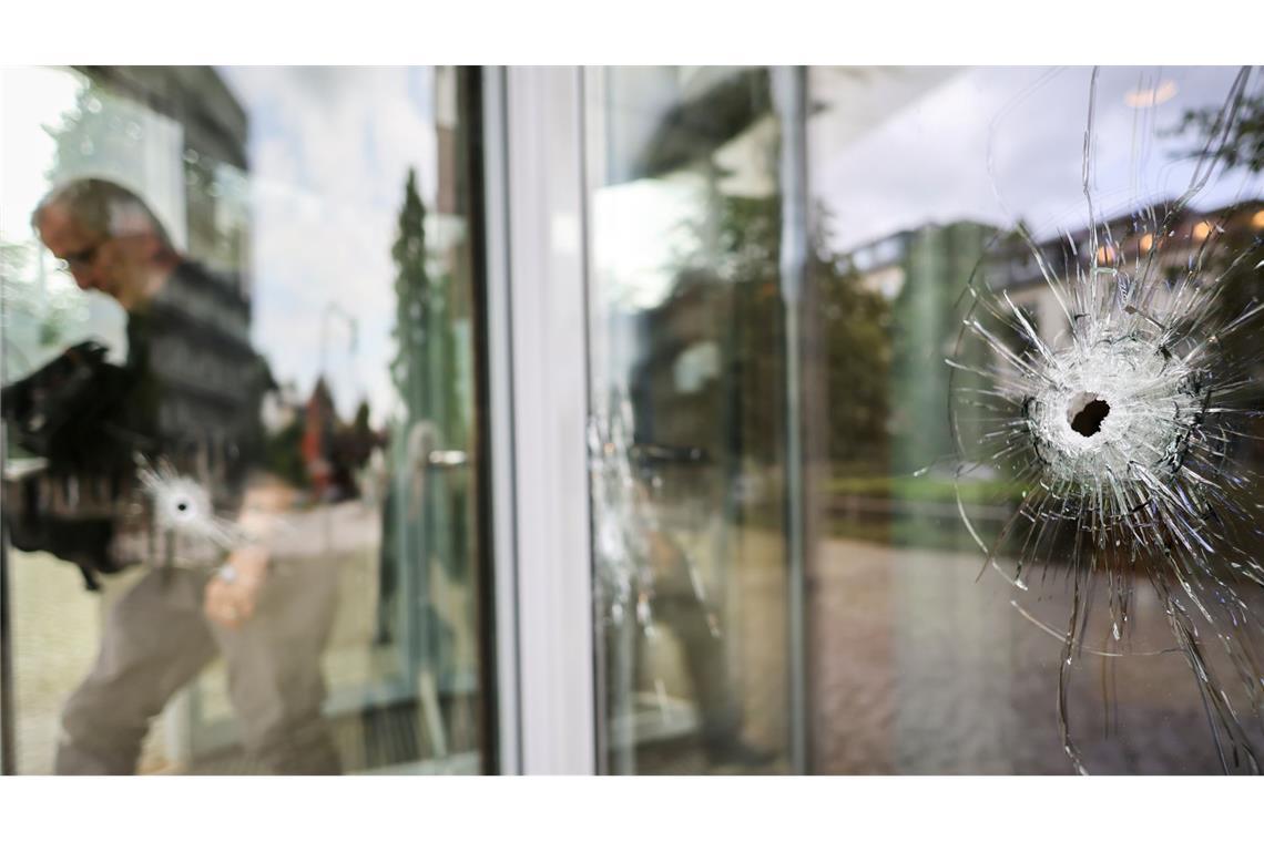 Rund zehn Einschusslöcher und mehrere Patronenhülsen sowie Patronen hat die Polizei gefunden.