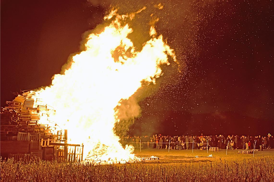 Rund zehn Meter hoch ist das Feuer. Foto: Tobias Sellmaier