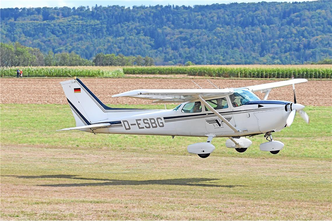 Rundflüge über Backnang. Flugplatzfest und 75-jähriges Vereinsbestehen LSV Backn...