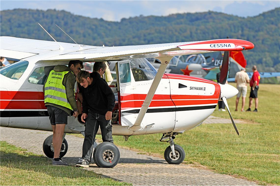Rundflüge über Backnang. Flugplatzfest und 75-jähriges Vereinsbestehen LSV Backn...