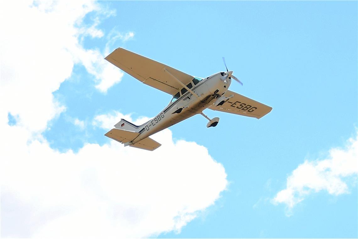 Rundflüge über Backnang. Flugplatzfest und 75-jähriges Vereinsbestehen LSV Backn...