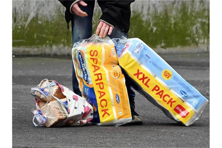 Rundum versorgt - mit Toastbrot und zwei Großpackungen Klopapier. Foto: Uli Deck/dpa