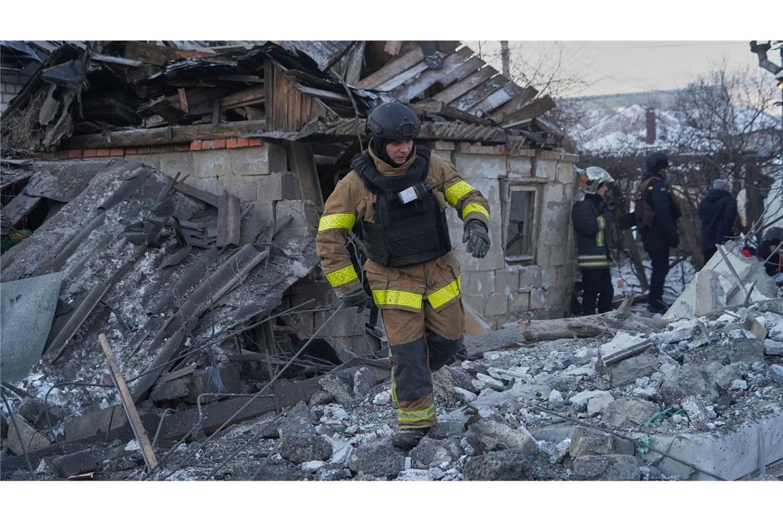 Russische Bomben trafen ein Viertel mit Einfamilienhäusern in Charkiw.