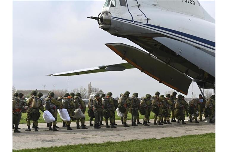 Russische Fallschirmjäger steigen während Manövern in Taganrog in ein Flugzeug für Luftlandeübungen (Archivbild). Foto: Uncredited/AP/dpa