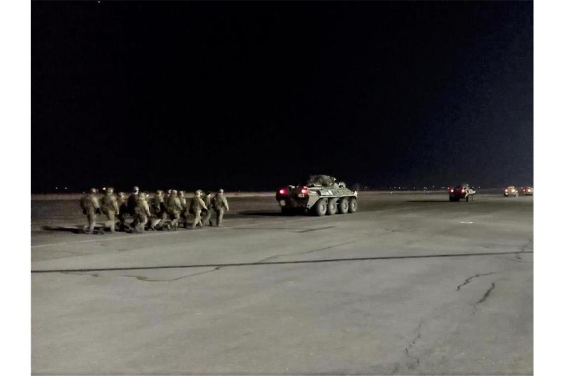 Protest in Armenien gegen Abkommen zu Berg-Karabach Russische Friedenstruppen und ihre Militärfahrzeuge bewegen sich auf einem Flughafen außerhalb von Eriwan. Aserbaidschan und Armenien haben zur Lösung des Konflikts um die Südkaukasusregion Berg-Karabach dem Einsatz russischer Friedenssoldaten zugestimmt. Foto: Russian Defense Ministry Press Service/AP/dpa