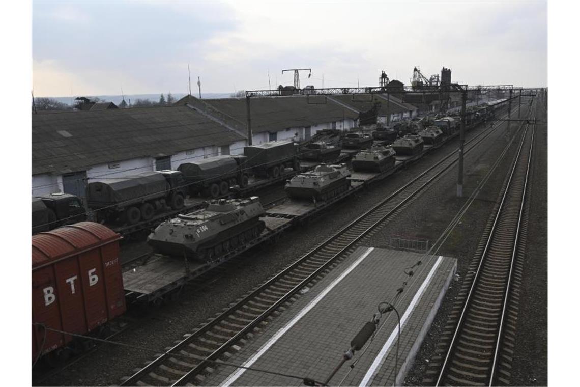 Deutschland über Russland: „Schamloser Völkerrechtsbruch“ Russische gepanzerte Fahrzeuge werden auf einem Bahnhof in der Region Rostow am Don unweit der russisch-ukrainischen Grenze auf Bahnsteige verladen. Foto: Uncredited/AP/dpa