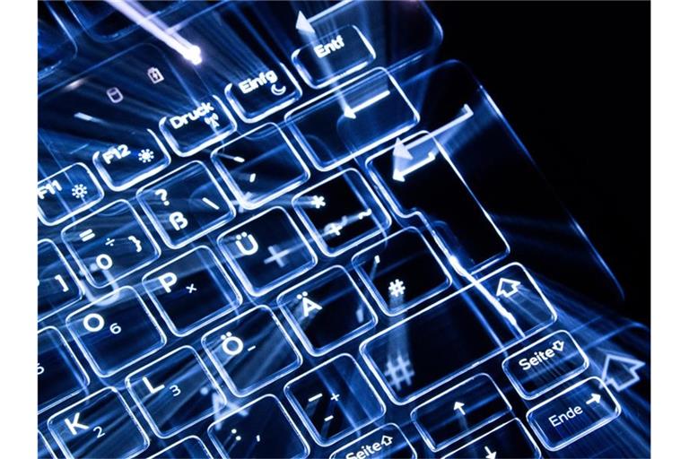 Russische Hacker haben Attacken angekündigt. Mit Cyberangriffen und Anschlägen muss laut Verfassungsschutz daher gerechnet werden. Foto: Sebastian Gollnow/dpa