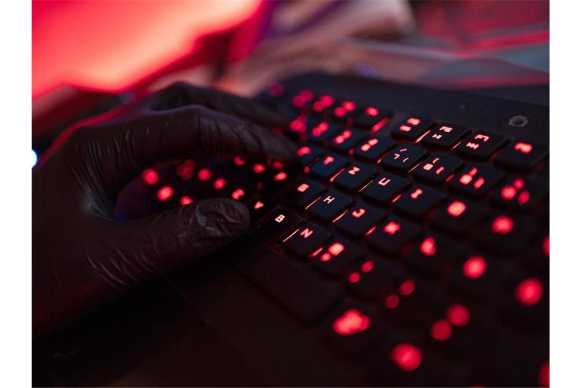 Nach Hackerangriff: USA weisen russische Diplomaten aus Russische Hacker sollen in den USA unter anderem Ministerien, Behörden und Firmen angegriffen haben. Foto: Nicolas Armer/dpa