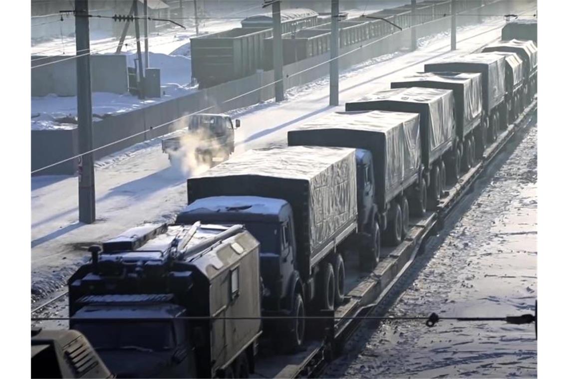 Biden warnt vor „größter Invasion“ seit Zweitem Weltkrieg Russische Militärfahrzeuge auf einem Bahnsteig sind auf dem Weg zu einer gemeinsamen Militärübung in Belarus. Foto: Uncredited/Russian Defense Ministry Press Service/AP/dpa