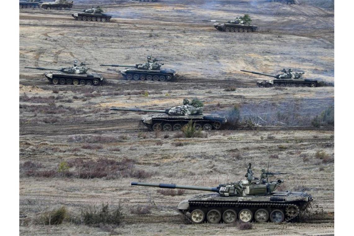 Angriffe in Ostukraine - Moskaus Truppen bleiben in Belarus Russische Panzer fahren während einer Militärübungen auf einem Feld in Belarus. Foto: Alexander Zemlianichenko Jr/AP/dpa