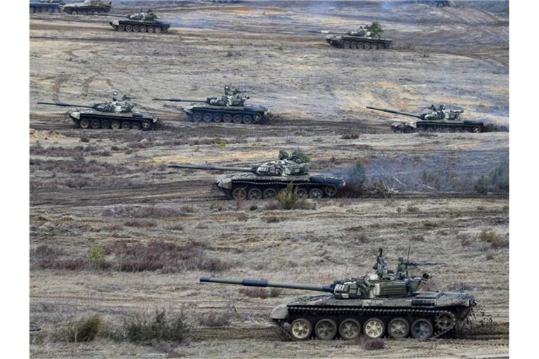 Russische Panzer fahren während einer Militärübungen auf einem Feld in Belarus. Foto: Alexander Zemlianichenko Jr/AP/dpa