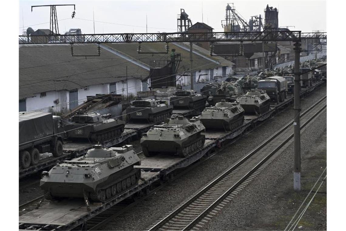 Warnung vor „Kettenreaktion“ bei Atombewaffnung Irans Russische Panzer werden auf einem Bahnhof in der Region Rostow am Don unweit der russisch-ukrainischen Grenze verladen. Foto: Uncredited/AP/dpa