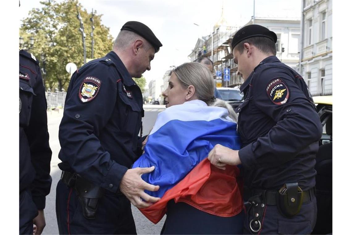 Russische Polizeibeamte verhaften eine Oppositionelle bei der nicht genehmigten Kundgebung im Zentrum der Stadt. Nach den Massenfestnahmen bei den Protesten in der russischen Hauptstadt Moskau sind mehr als 40 Demonstranten zu Arreststrafen verurteilt worden. Foto: Dmitry Serebryakov/AP