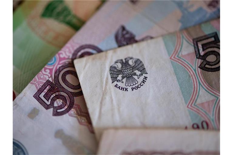 Russische Rubel-Banknoten: Russland droht trotz voller Staatskasse die Zahlungsunfähigkeit. Foto: Sven Hoppe/dpa