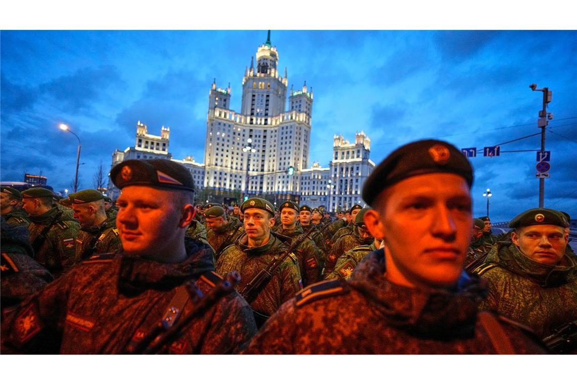 Russische Soldaten bereiten sich in Moskau auf eine Probe der Militärparade zum Tag des Sieges vor.