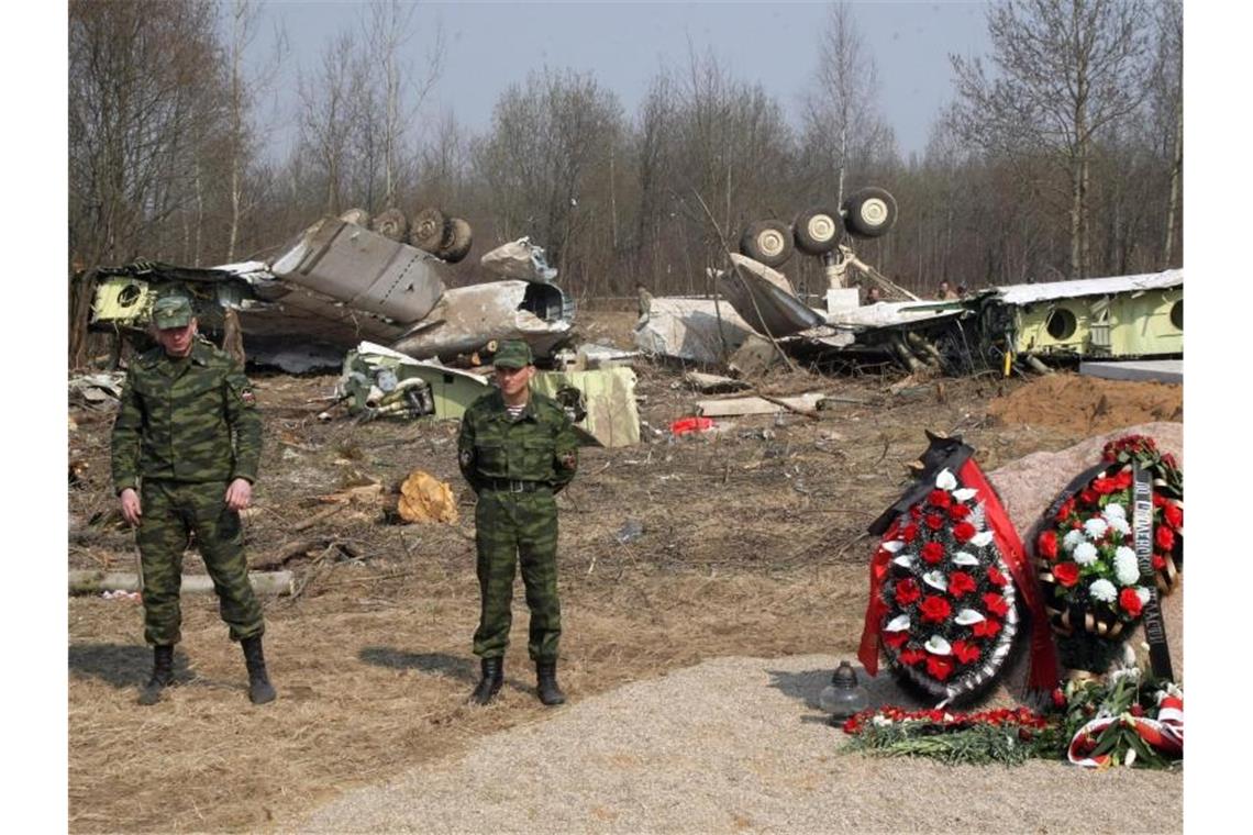 Smolensk-Absturz: Polen fordert Herausgabe von Flugzeugwrack Russische Soldaten im April 2010 vor dem Wrack der Tupolev Tu-154. Foto: picture alliance / dpa