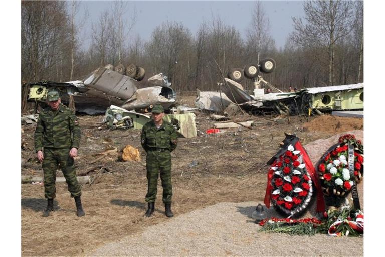 Russische Soldaten im April 2010 vor dem Wrack der Tupolev Tu-154. Foto: picture alliance / dpa