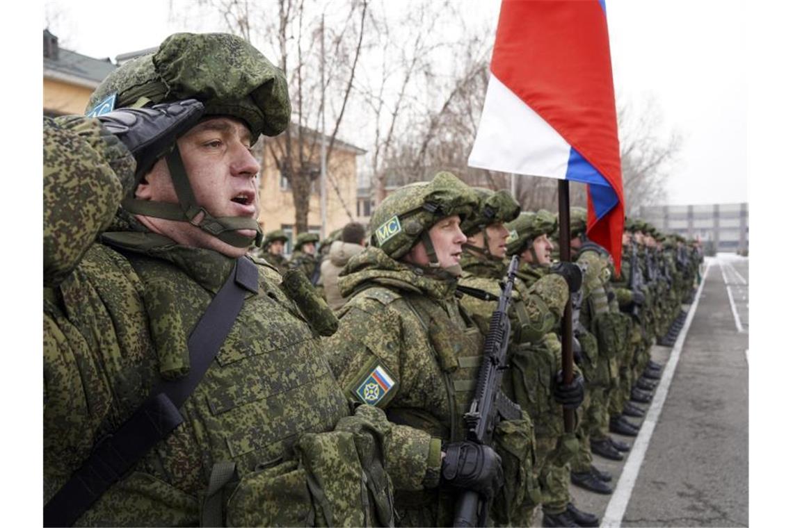 Krise in Kasachstan: Russland beginnt mit Truppenabzug Russische Soldaten kurz vor dem Abzug in der kasachischen Stadt Almaty. Foto: Vladimir Tretyakov/NUR.KZ/AP/dpa