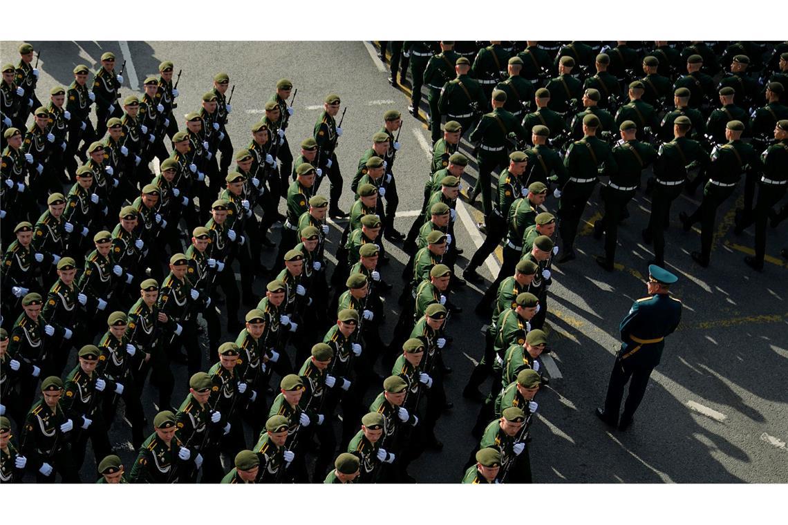 Bilder des Tages Russische Soldaten marschieren vor der Generalprobe der Militärparade zum Tag des Sieges auf den Roten Platz in Moskau zu.