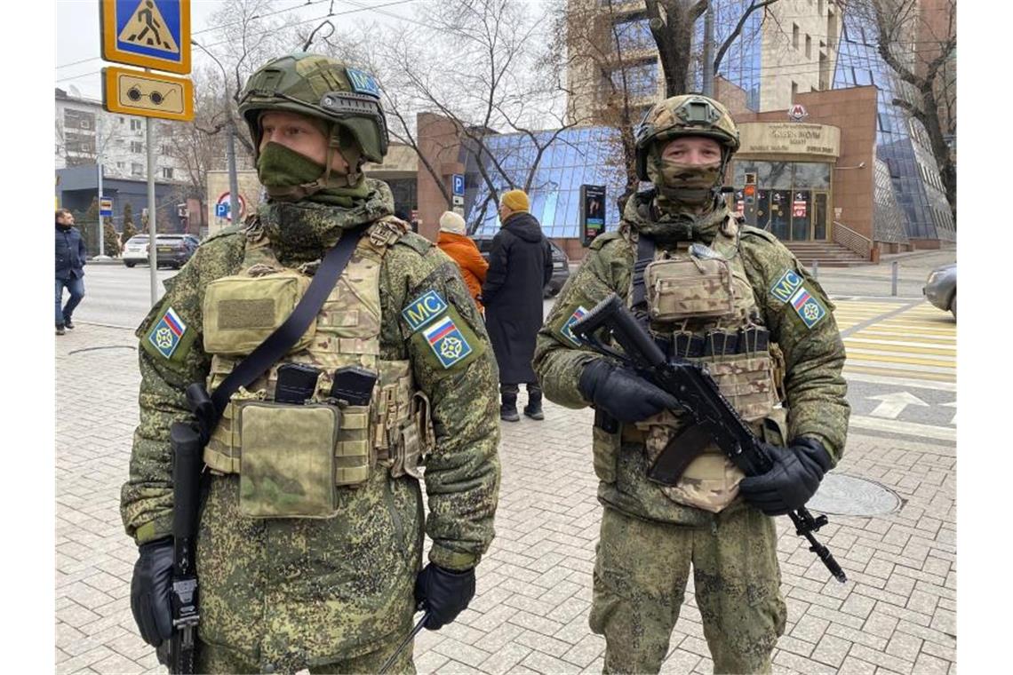 Kasachstan: Neuer Regierungschef - Militärbündnis soll gehen Russische Soldaten stehen an einer Straße in Almaty Wache. Foto: Uncredited/Russian Defense Ministry Press Service/AP/dpa