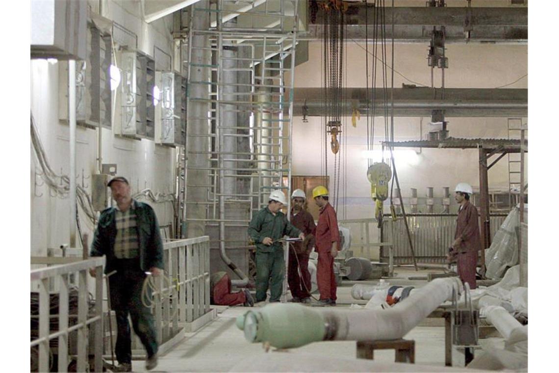 Der Iran macht Ernst: Neuer Verstoß gegen Atomabkommen Russische Techniker arbeiten im Februar 2006 im iranischen Atomkraftwerk Buschehr. Foto: Abedin Taherkenareh