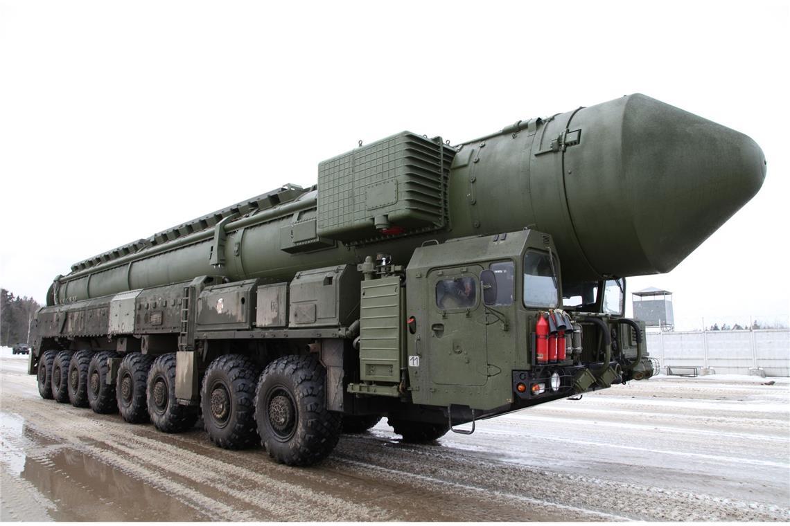 Russland: 5889 atomare Sprengköpfe, davon einsetzbar: 4215, davon in Reserve: 1674. Atomrakete Topol-M (RS-12M2 auf MZKT-79221