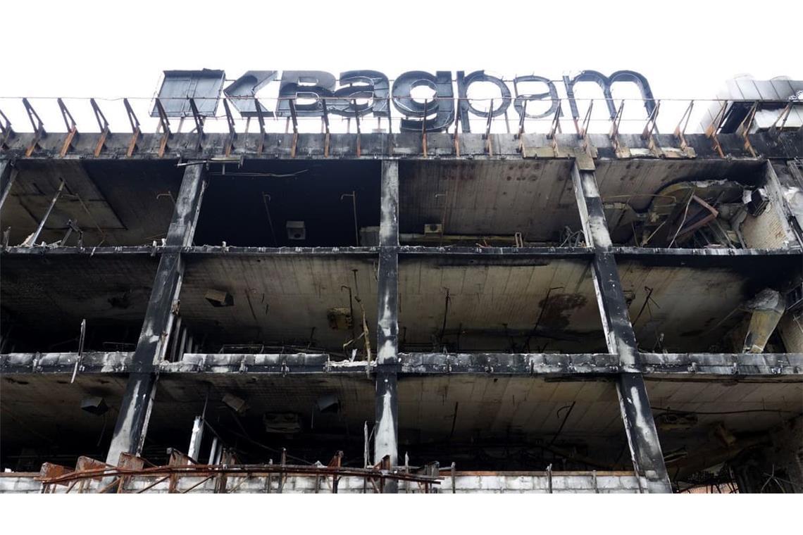 Russland bombt die Ukraine in Schutt und Asche: An der U-Bahn-Station Lukjaniwka in Kiew steht die Ruine des Einkaufszentrums Kwadrat, ausgebrannt nach einem russischen Luftangriff. 
