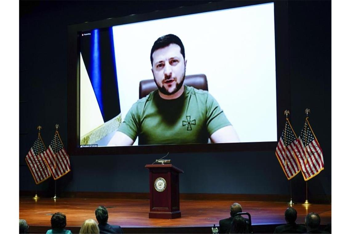 Krieg gegen die Ukraine: So ist die aktuelle Lage Russland habe bereits etwa 1000 Raketen auf die Ukraine abgefeuert und „zahllose Bomben“, sagt Ukraines Präsident Wolodymyr Selenskyj in einer Videoschalte vor dem US-Kongress. Foto: Sarah Silbiger/Pool Reuters/AP/dpa