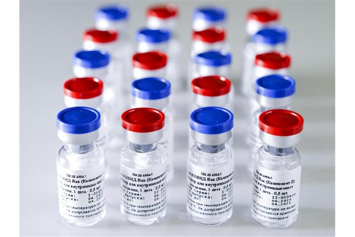 Erste Interessenten und Kritik an Russlands Corona-Impfstoff Russland hat den ersten Impfstoff gegen das Coronavirus zugelassen. Foto: Alexander Zemlianichenko Jr/Russian Direct Investment Fund/AP/dpa