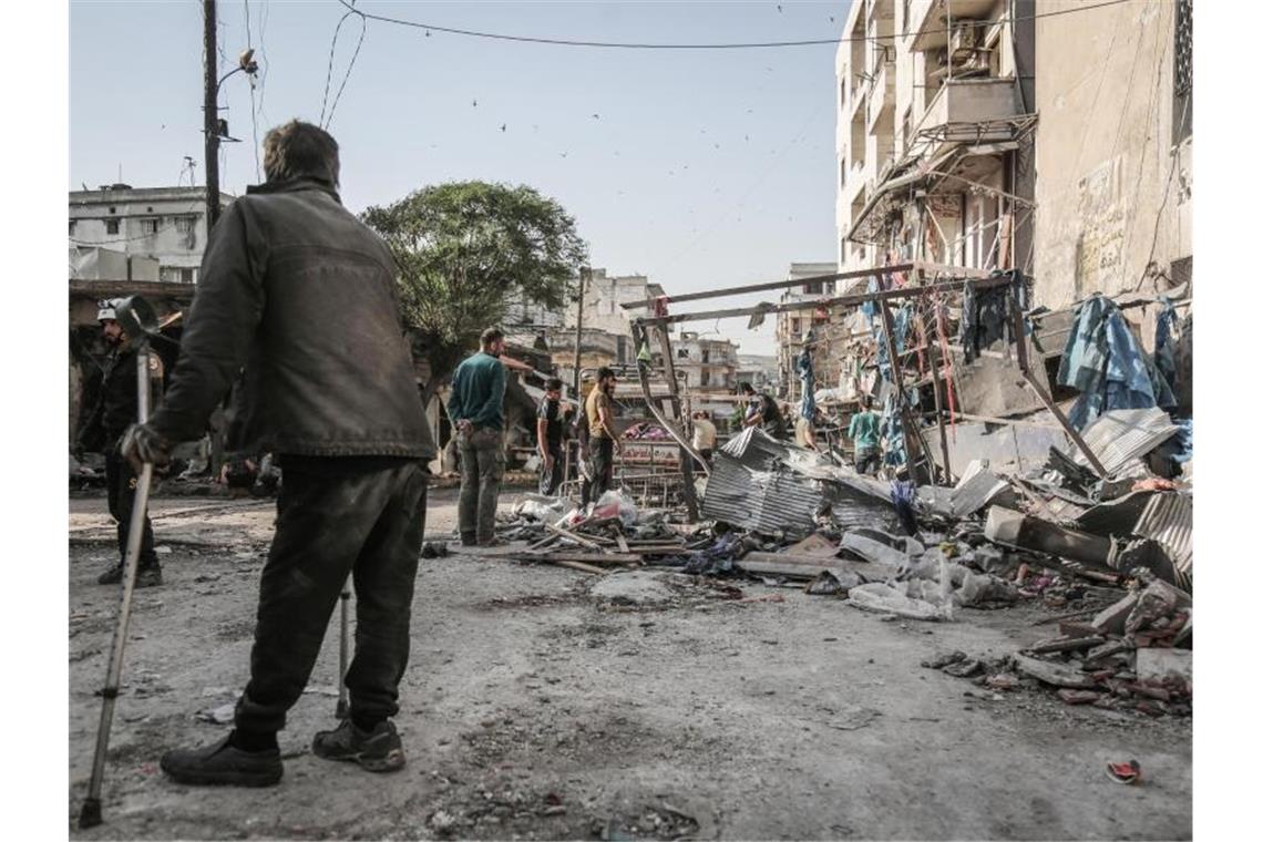 Syrien: Russland verkündet Waffenruhe und setzt Angriff fort Russland hat eigenen Angaben zufolge mit der Türkei eine Waffenruhe um Idlib erreicht. Nur Stunden später flog das russische Militär aber vier Luftangriffe auf das Gebiet. Foto: Anas Alkharboutli
