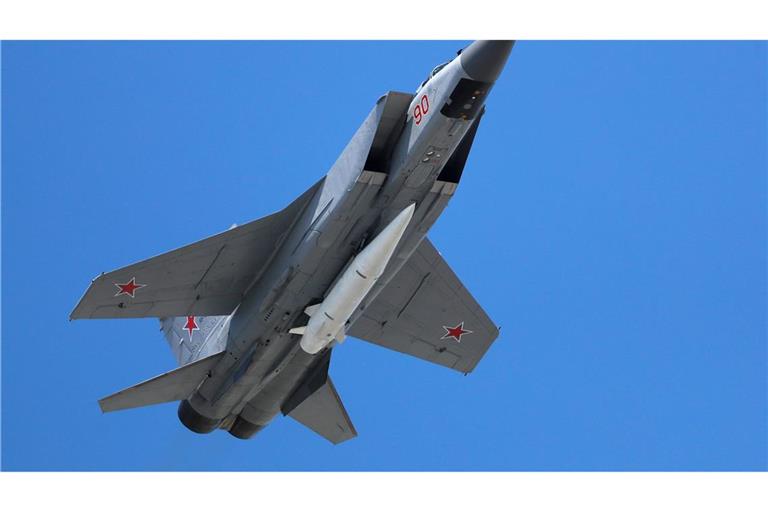 Russland setzt immer wieder auch schwer abfangbare Kinschal-Raketen gegen Ziele in der Westukraine ein. (Archivbild)
