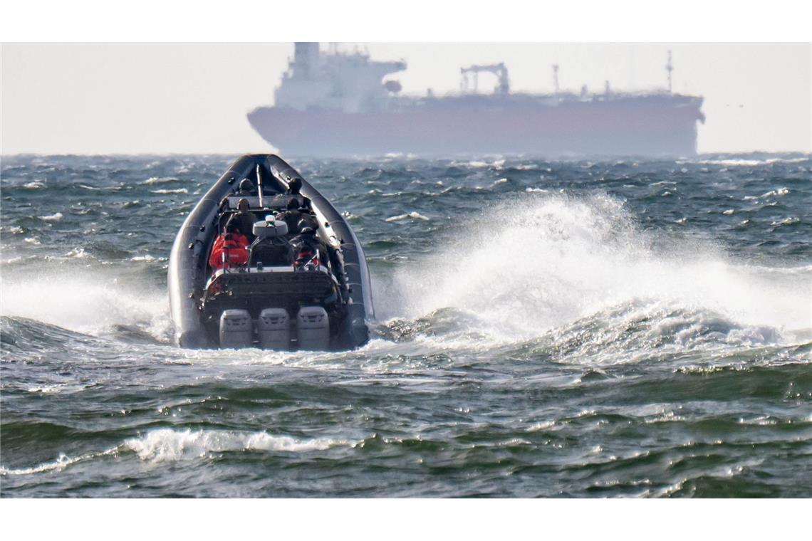 Russland versucht mit Hilfe einer sogenannten Schattenflotte, Beschränkungen für seine Ölexporte zu umgehen - die EU will das nun weiter erschweren. (Archivbild)