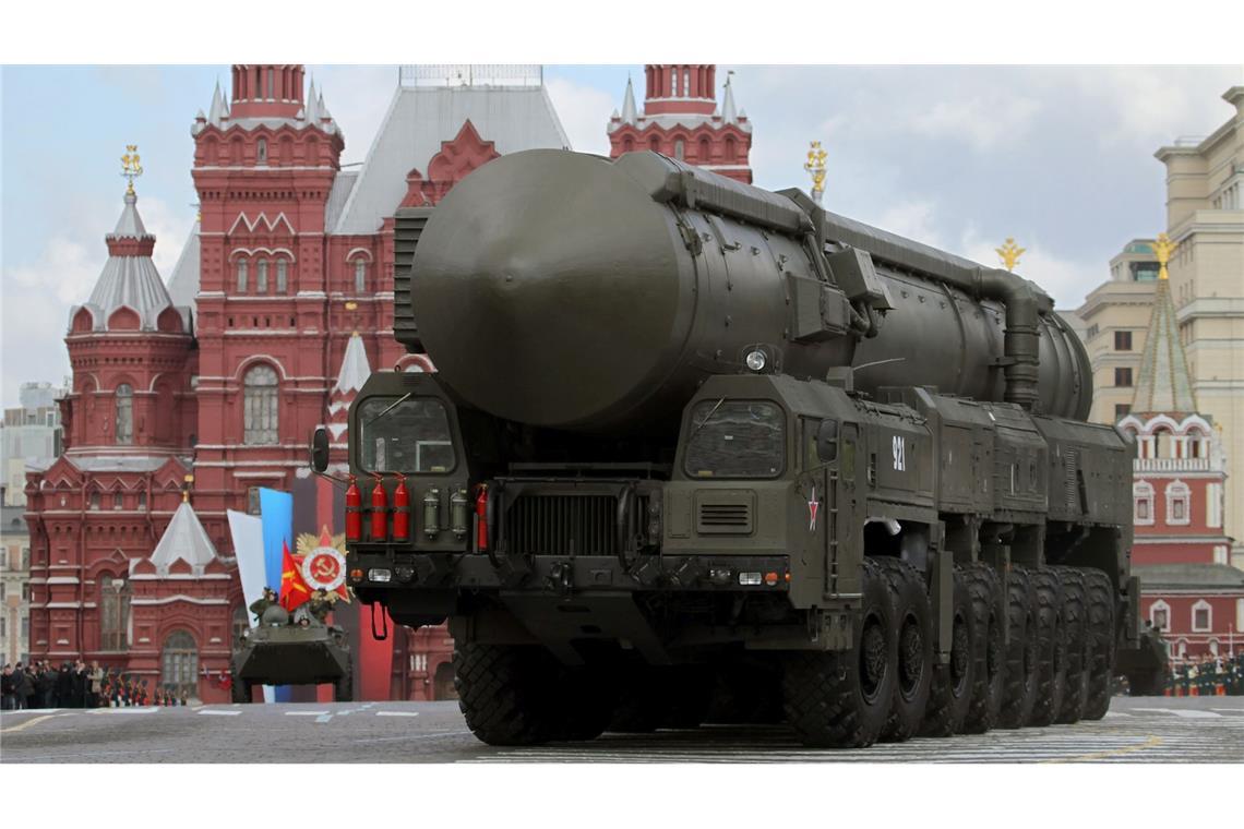 Russland zeigt in Sachen Atomwaffen die Muskeln: Hier rollt eine strategische Atomrakete vom Typ Topol-M bei einer Militärparade durch Moskau. (Archivbild)