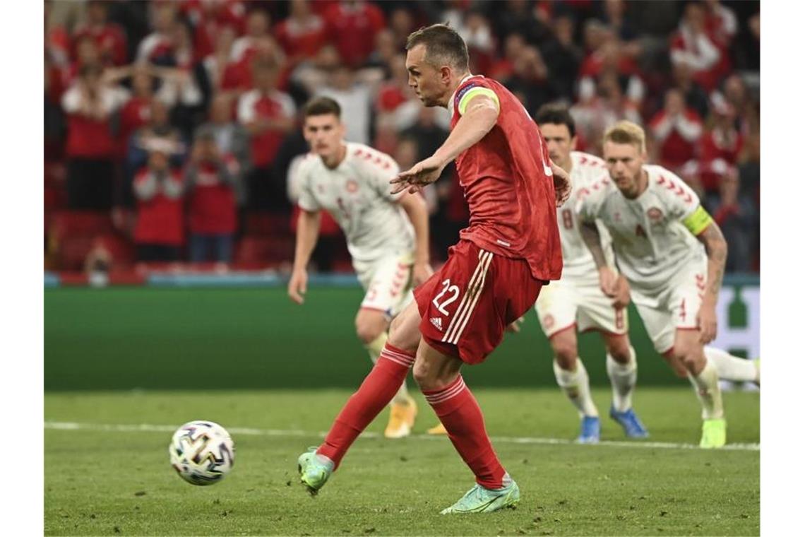 Leidenschaftliches Dänemark stürmt ins EM-Achtelfinale Russlands Artjom Dsjuba erzielt das Tor zum 1:2 per Elfmeter. Foto: Jonathan Nackstrand/Pool AFP/AP/dpa