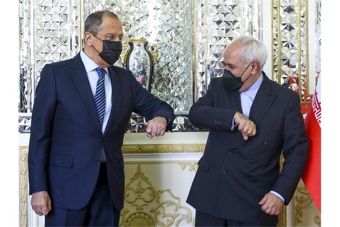 Russlands Außenminister Sergej Lawrow zu Gast bei Irans Außenminister Mohammed Dschawad Sarif. Foto: --/Russian Foreign Ministry Press Service/AP/dpa
